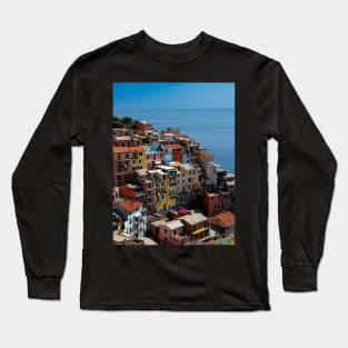 View on the cliff town of Manarola, one of the colorful Cinque Terre on the Italian west coast Long Sleeve T-Shirt